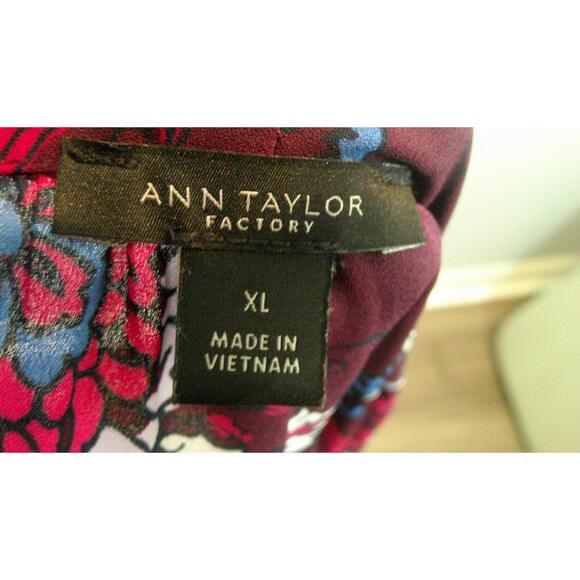 Ann Taylor Factory Women's XL Short Sleeve V-neck with Tie Maroon Floral Blouse - Picture 6 of 7